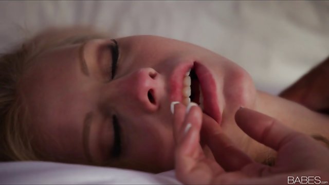بهترین پورنو هیچ ثبت نام ورزش در رستوران درست می کند شورت های خود را می گیرد و پاهای او را گسترش می دهد، به طوری که همه می بینند گربه زرق فیلم های سکسی سایت شهوانی و برق دار او