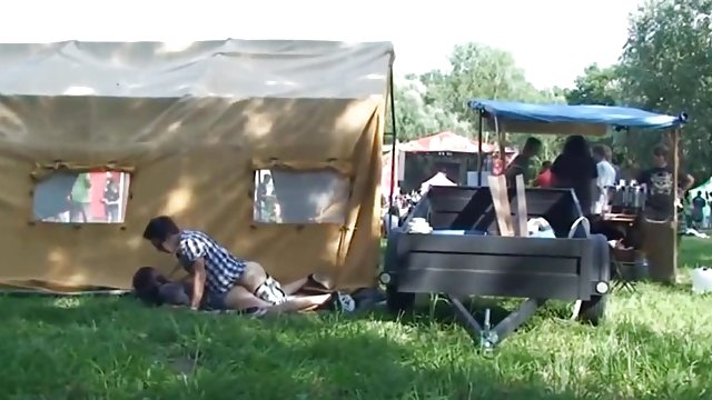 بهترین پورنو هیچ ثبت نام عوضی در یک دیک ضخیم نشسته و معرفی سایت فیلم های سکسی جهنمی مانند یک بیسکویت را می کشد
